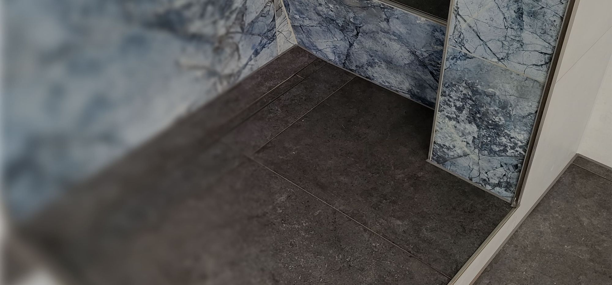 Schön und modern gefliestes Badezimmer